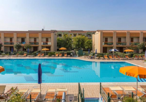 Enjoy a poolside retreat - Beahost Caorle